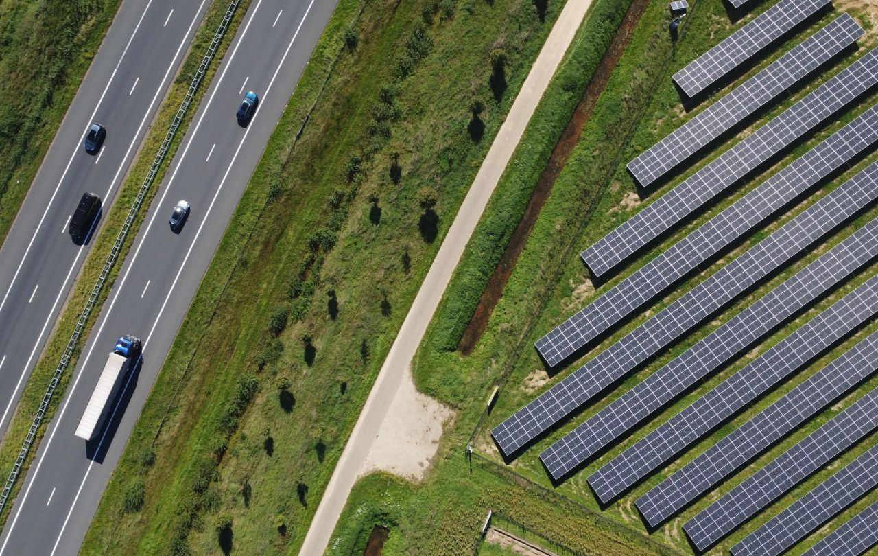 Luchtfoto zonnepark Reuver Vrijopnaam, aan de snelweg 