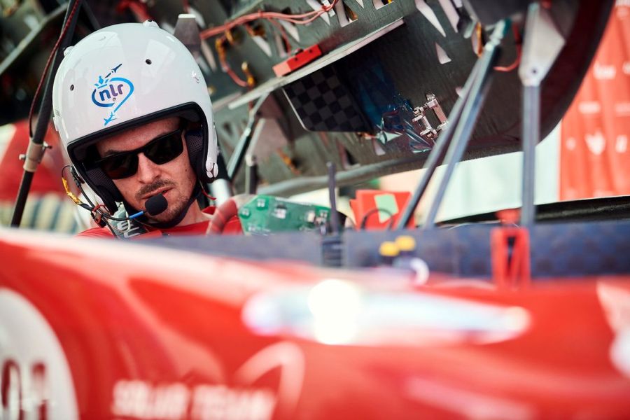 Coureur in de zonneauto van Solar Team Twente